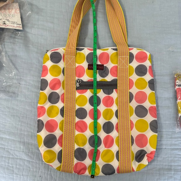 Bungalow 360 padded Nylon Tote bag, zippered (flaw on back) - Picture 3 of 5